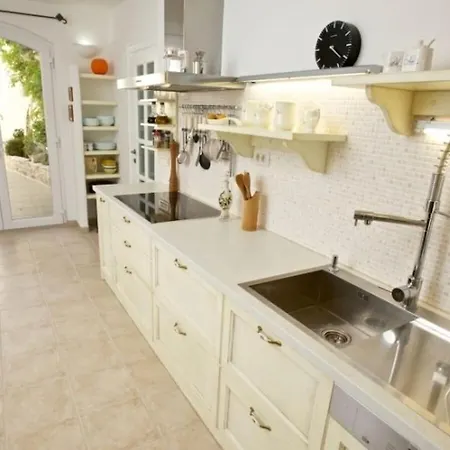 With 5 Bedrooms * Mirce