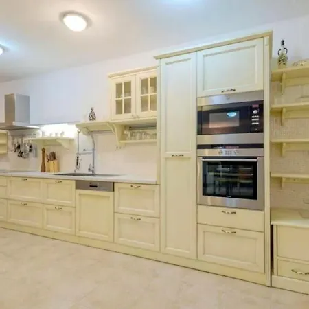 With 5 Bedrooms * Mirce