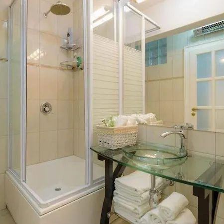 With 5 Bedrooms Mirce