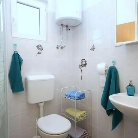 With 5 Bedrooms Mirce