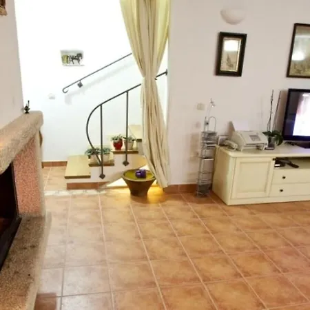 With 5 Bedrooms Mirce