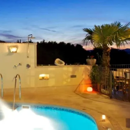 With 5 Bedrooms Mirce